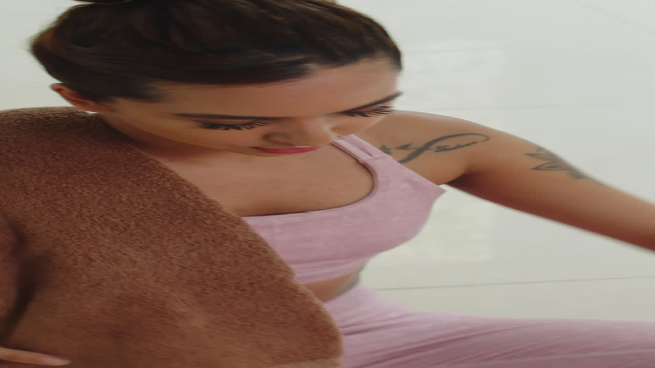Ragazza sportiva beve acqua dopo un allenamento intenso