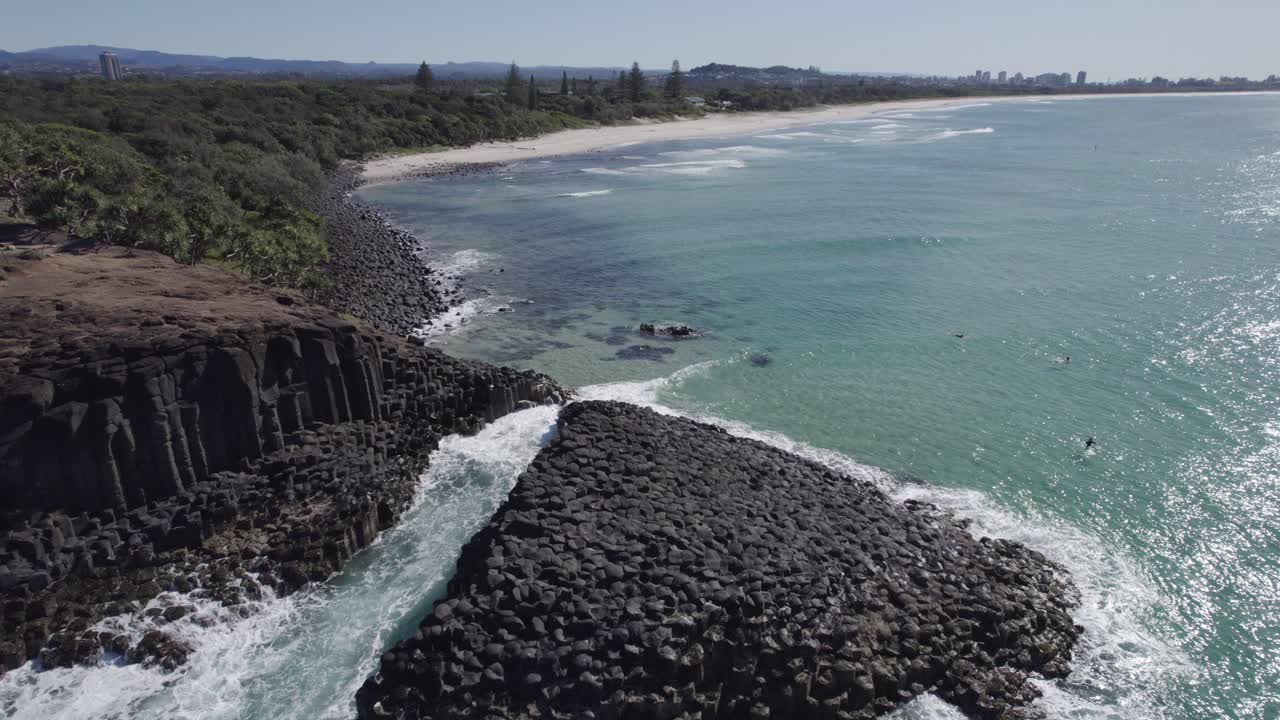 호주 뉴 사우스 웨일즈 주 핀갈 헤드 둑길의 현무암 기둥에 부딪히는 파도