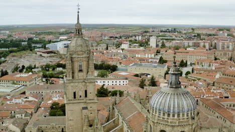 Schöne-Aussicht-Auf-Die-Berühmte-Kathedrale-Von-Salamanca,-Region-Castilla-Y-Leon,-Spanien---Luftdrohnenaufnahme