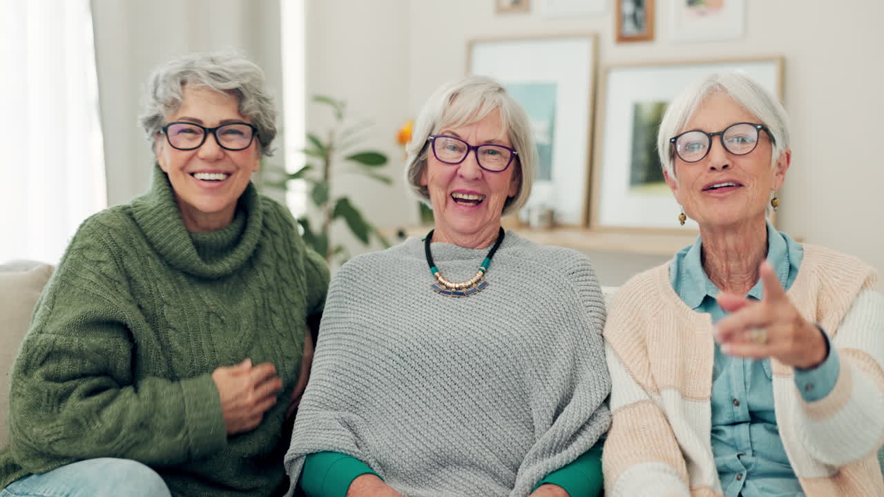 행복, 소파와 안경을 입은 고령 여성