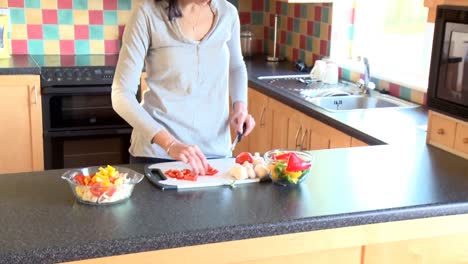 mujer bonita cortando verduras