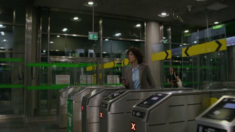 interior de la estación de metro con una mujer entrando