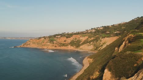 Vista-De-Drones-Por-La-Tarde-Desde-Una-Costa-Impresionante-Y-Su-Vida-Natural-Cerca-De-Palos-Verdes-Estates,-California