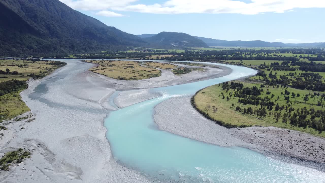 뉴질랜드 서부 해안의  사이로 흐르는 빙하 물과 함께 블루 리버의 드론 뷰