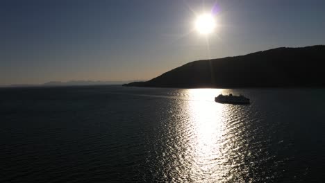 bc ferry navegando al atardecer en el sonido howe, columbia británica, canadá