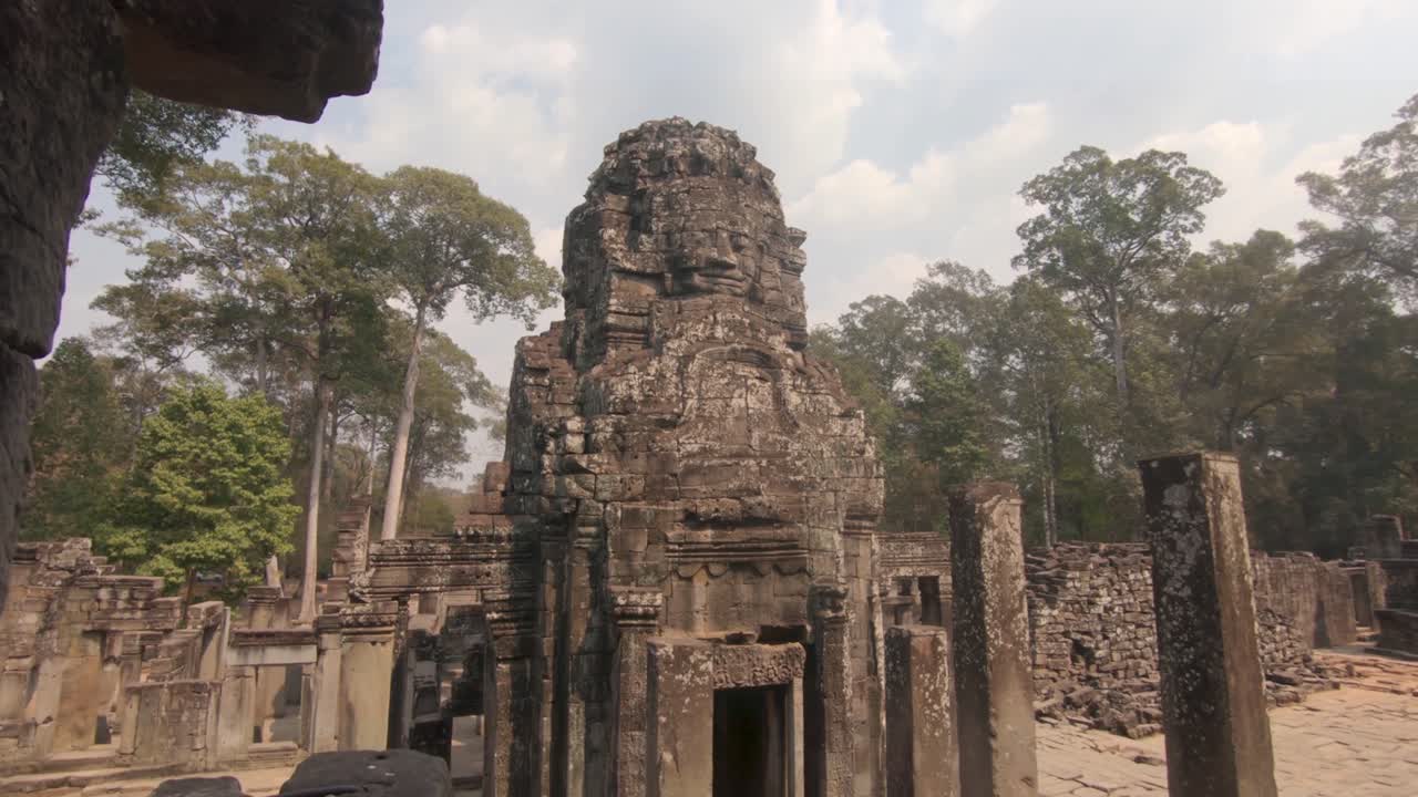 Révélation d'un visage sculpté et de murs, temple de pierre d'Angkor Wat, Cambodge