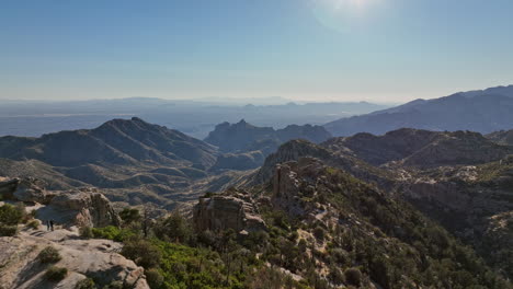 mt lemmon arizona aerial v1 drone flyover ventoso punto de vista capturando impresionantes vistas de la formación rocosa, el paisaje montañoso y el paisaje natural virgen de tucson - filmado con mavic 3 cine - marzo 2022