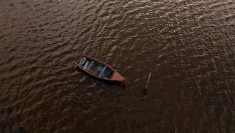 4K-Luftaufnahme-Eines-Alten-Fischerbootes,-Das-Mitten-In-Der-Ria-De-Aveiro,-Der-Mündung-Des-Flusses-Vouga,-Vor-Anker-Liegt,-Drohne-Stabil-über-Dem-Boot,-60fps