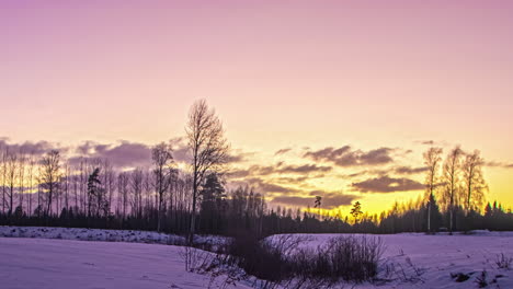 una toma de lapso de tiempo de una cizalladura de viento y la puesta de sol a un período de crepúsculo en la nieve