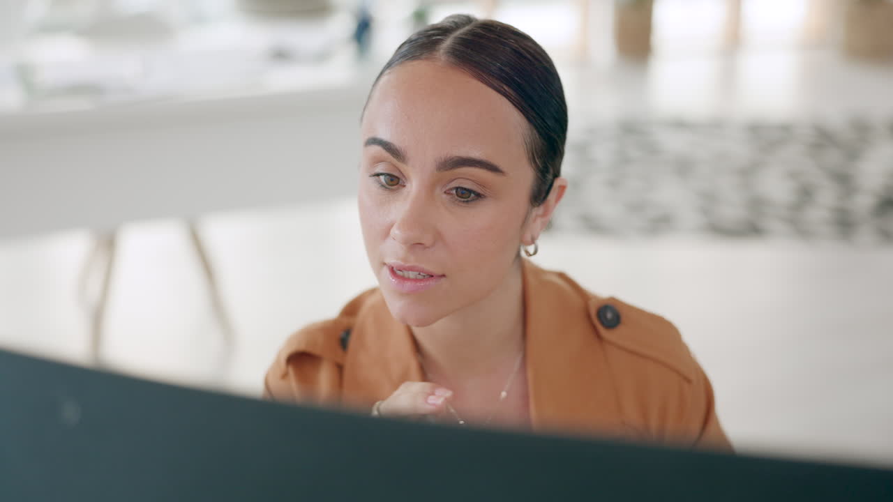 pensar, idea y mujer haciendo trabajo en computadora