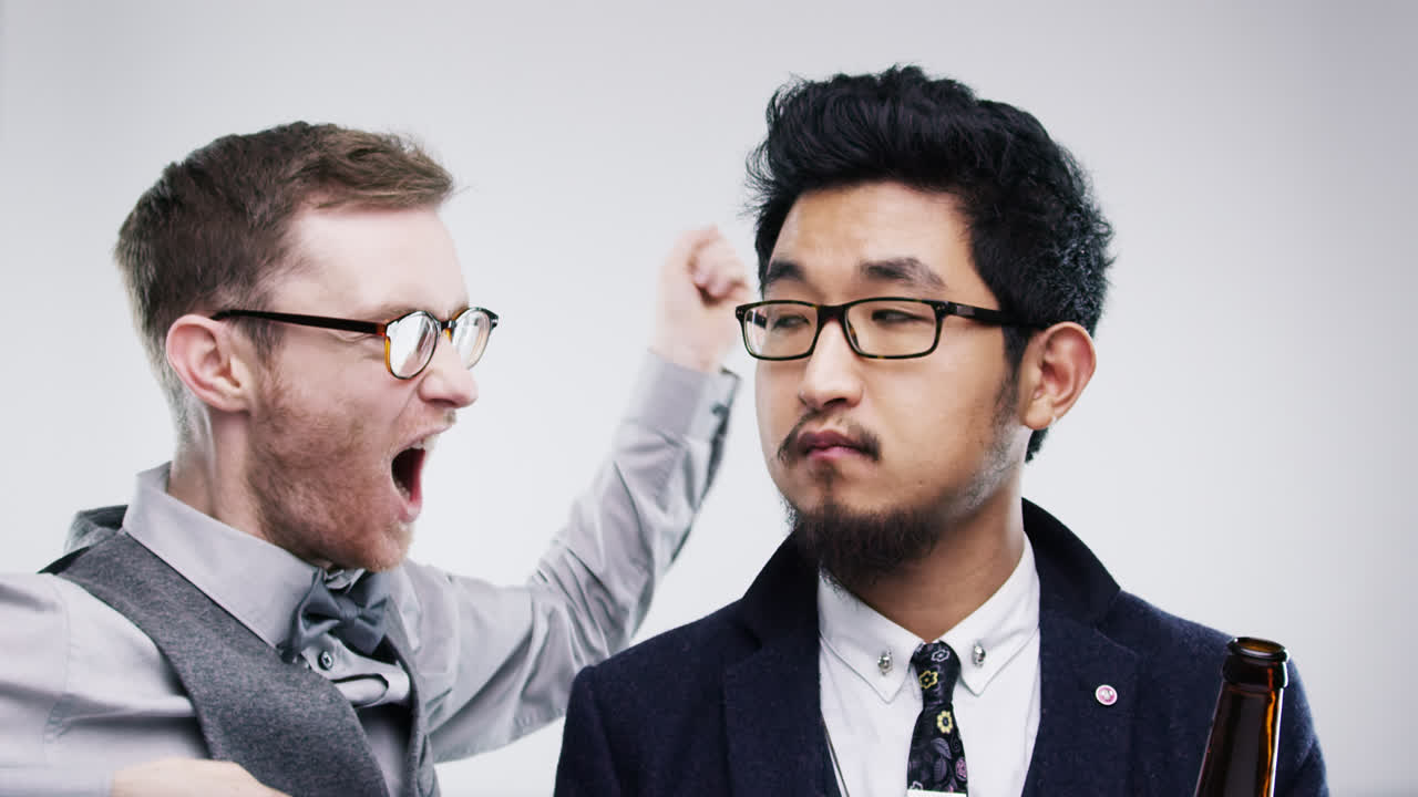 슬로우 모션 결혼식 사진 부스 시리즈를 춤추는 재미있는 남자들