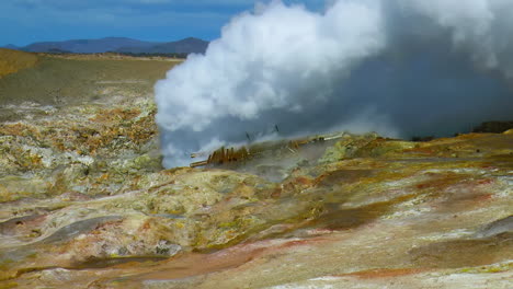 humo denso de aguas termales vaporosas y fumarolas en la zona geotérmica de las aguas termales de gunnuhver y la central eléctrica geotérmica ubicada en la península de reykjanes en islandia