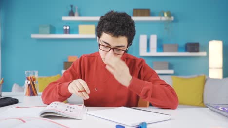 El-Niño-Inteligente-Se-Aburre-De-Estudiar-Y-Se-Advierte-Y-Continúa-La-Lección.