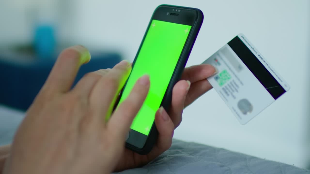 la mujer usa un gadget, un teléfono inteligente, con una llave de croma, de cerca