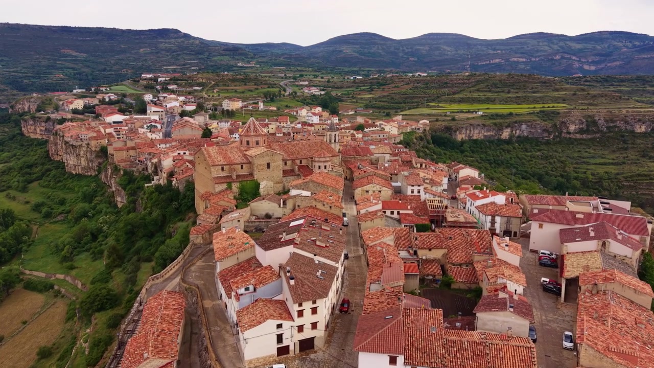 Cantavieja, storico villaggio templare arroccato su scogliere rocciose a Teruel, Aragona, Spagna, con tetti in terracotta, architettura medievale e paesaggio di valle verde.