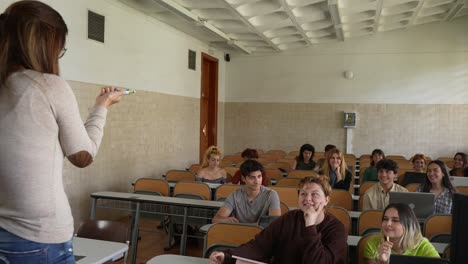 mujer que enseña a los estudiantes en clase