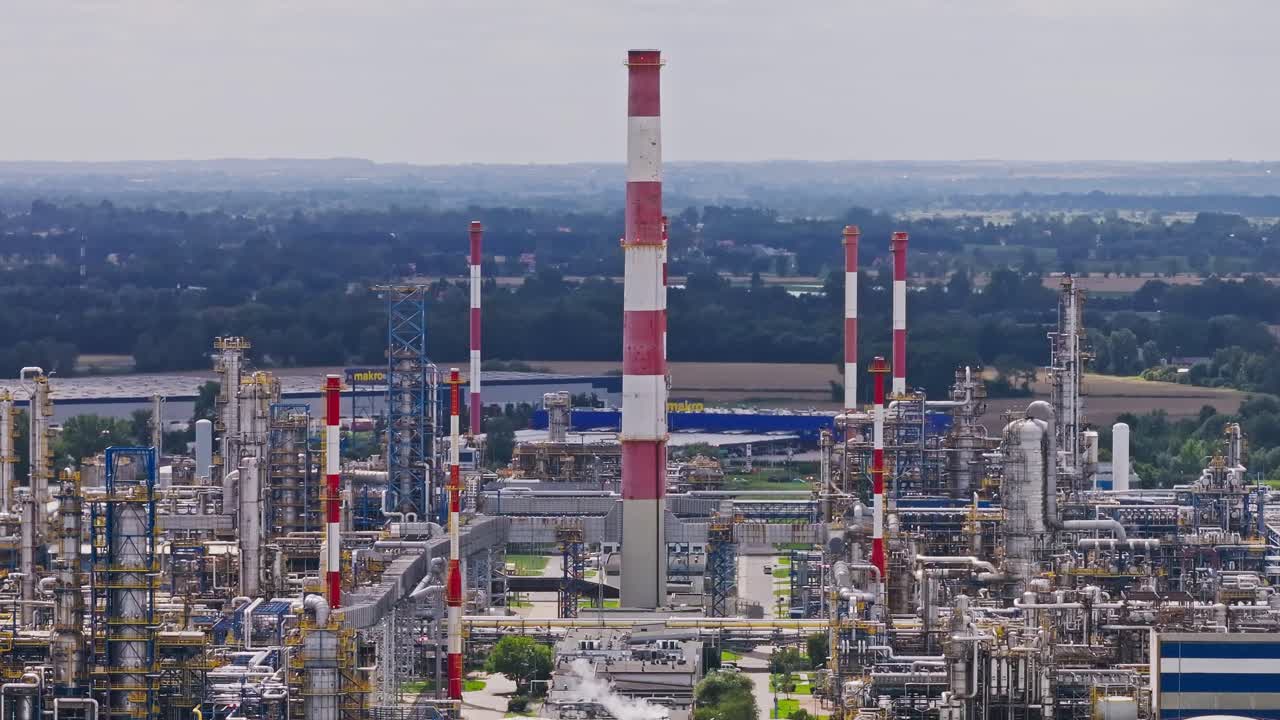 Polish refinery landscape links to debates on climate, energy and emissions