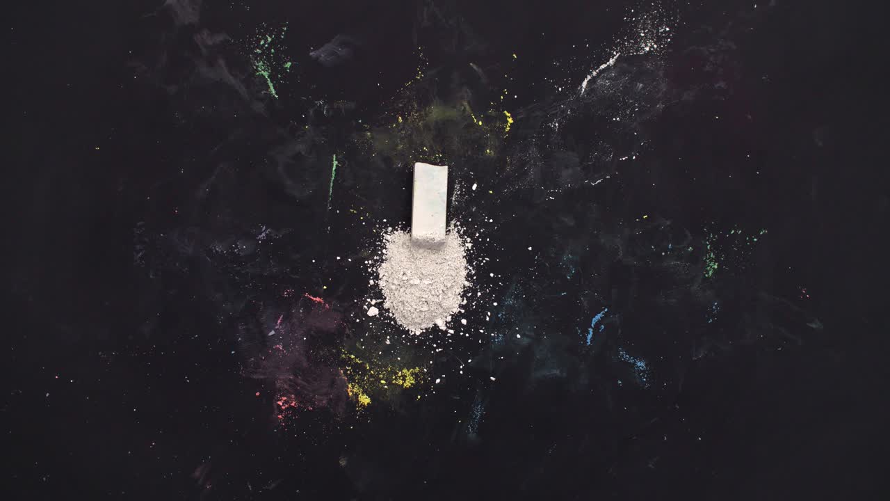 블랙보드 에 있는 다채로운 도자기 들