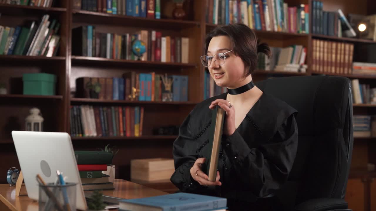 la chica está teniendo una conversación por webcam