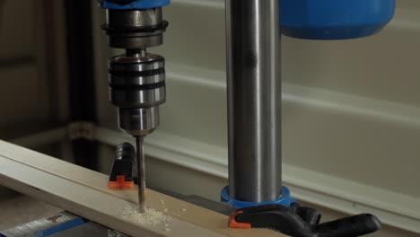 perforación de agujeros en piezas de madera para juguetes