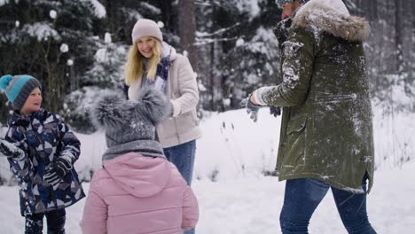 Handheld-Video-Einer-Familie-Bei-Einer-Schneeballschlacht