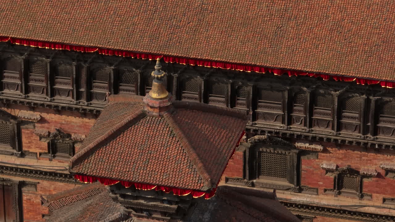 55 palacio de ventanas en bhaktapur durbar cuadrado estilo pagoda templo sitio de patrimonio mundial de la unesco, importancia arquitectónica, viento soplando, diversidad cultural, tiro de avión no tripulado 4k