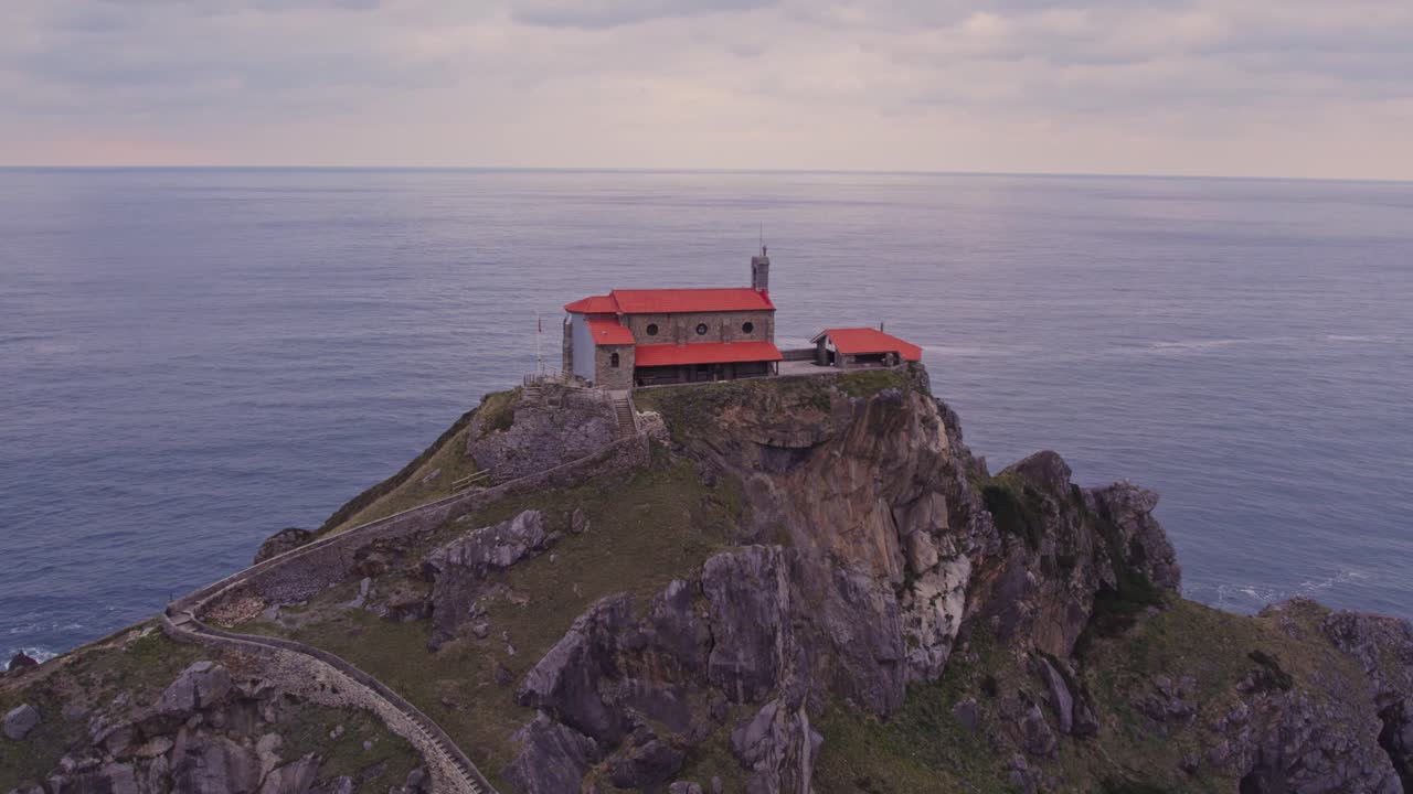 Vista aerea di Gaztelugatxe con isola, chiesa, San Juan, che mostra un vivace paesaggio costiero in Spagna.