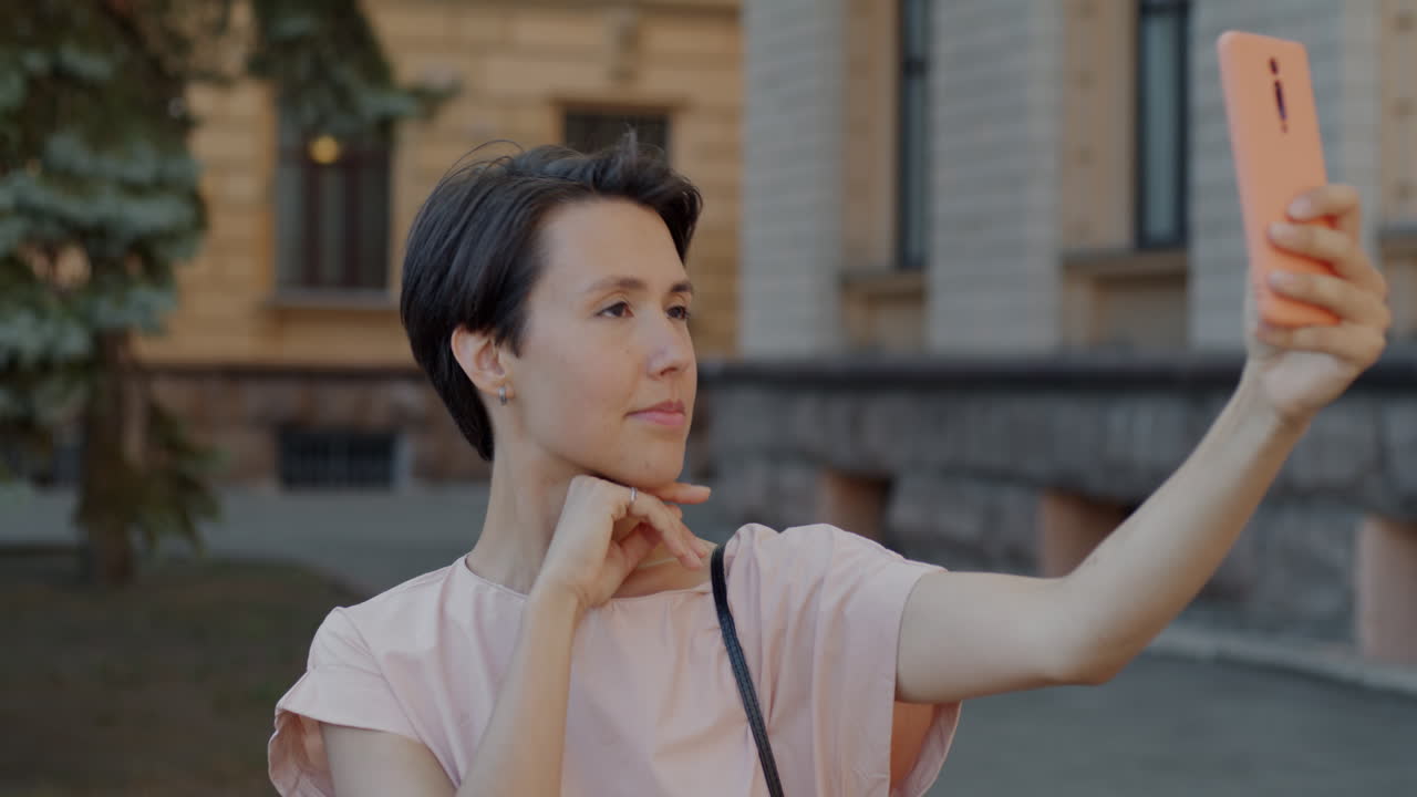 도시에서 셀피를 찍는 여자