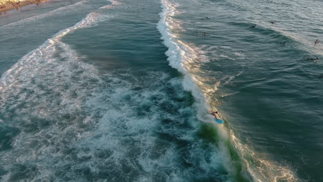 toma de drones de surfistas en tel aviv