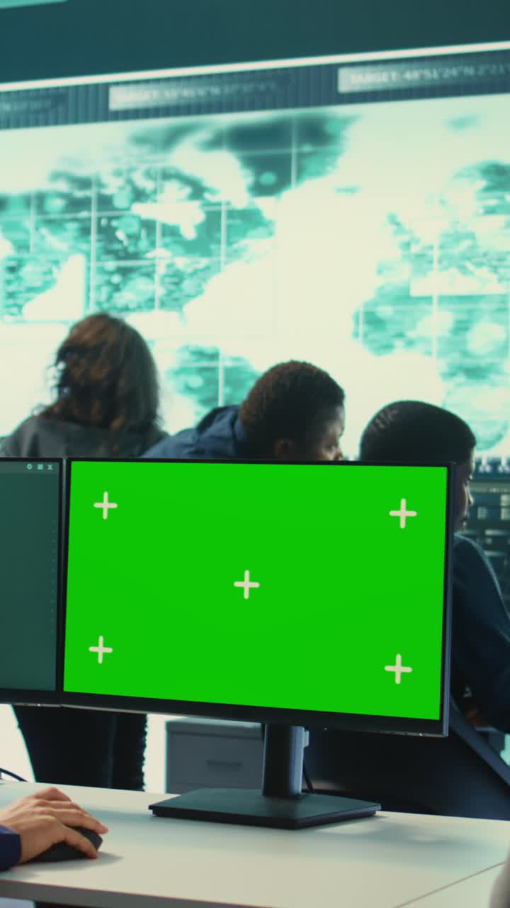 Monitor di computer con schermo verde in sala controllo high-tech