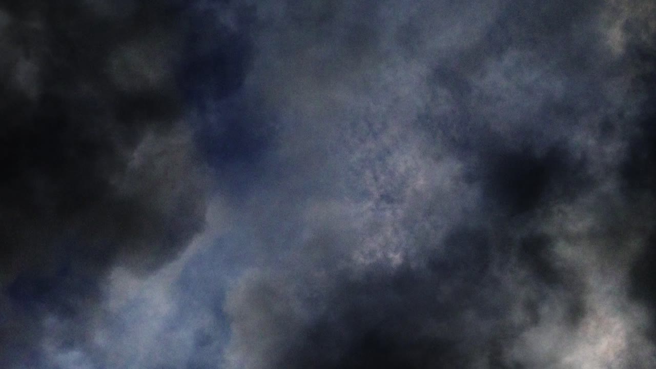 punto de vista de 4k, cielo azul con nubes oscuras a su alrededor y tormentas