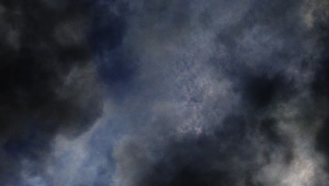 4K-Perspektive,-Blauer-Himmel-Mit-Dunklen-Wolken-Drumherum-Und-Stürmen