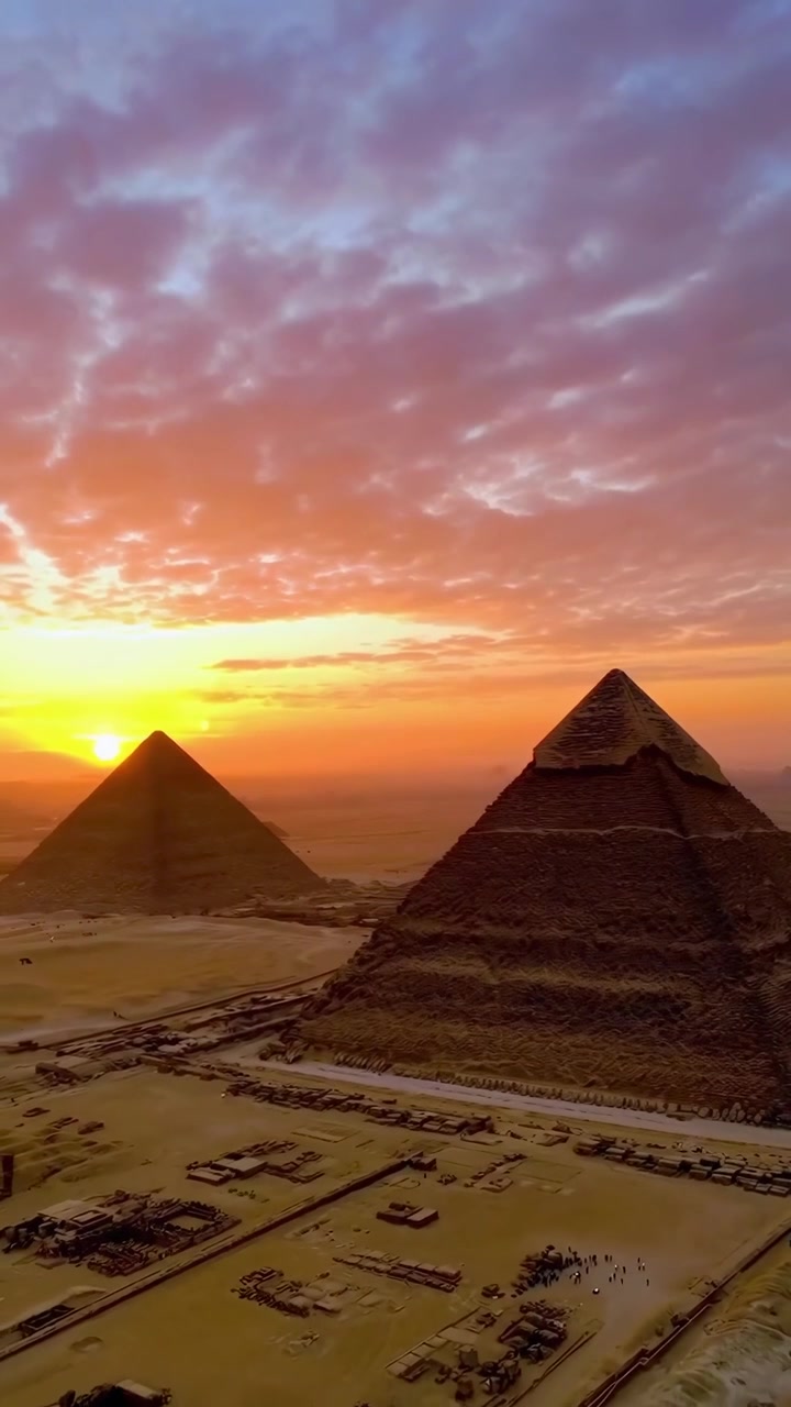 Piramidi di Giza all'ora d'oro con un cielo vibrante.