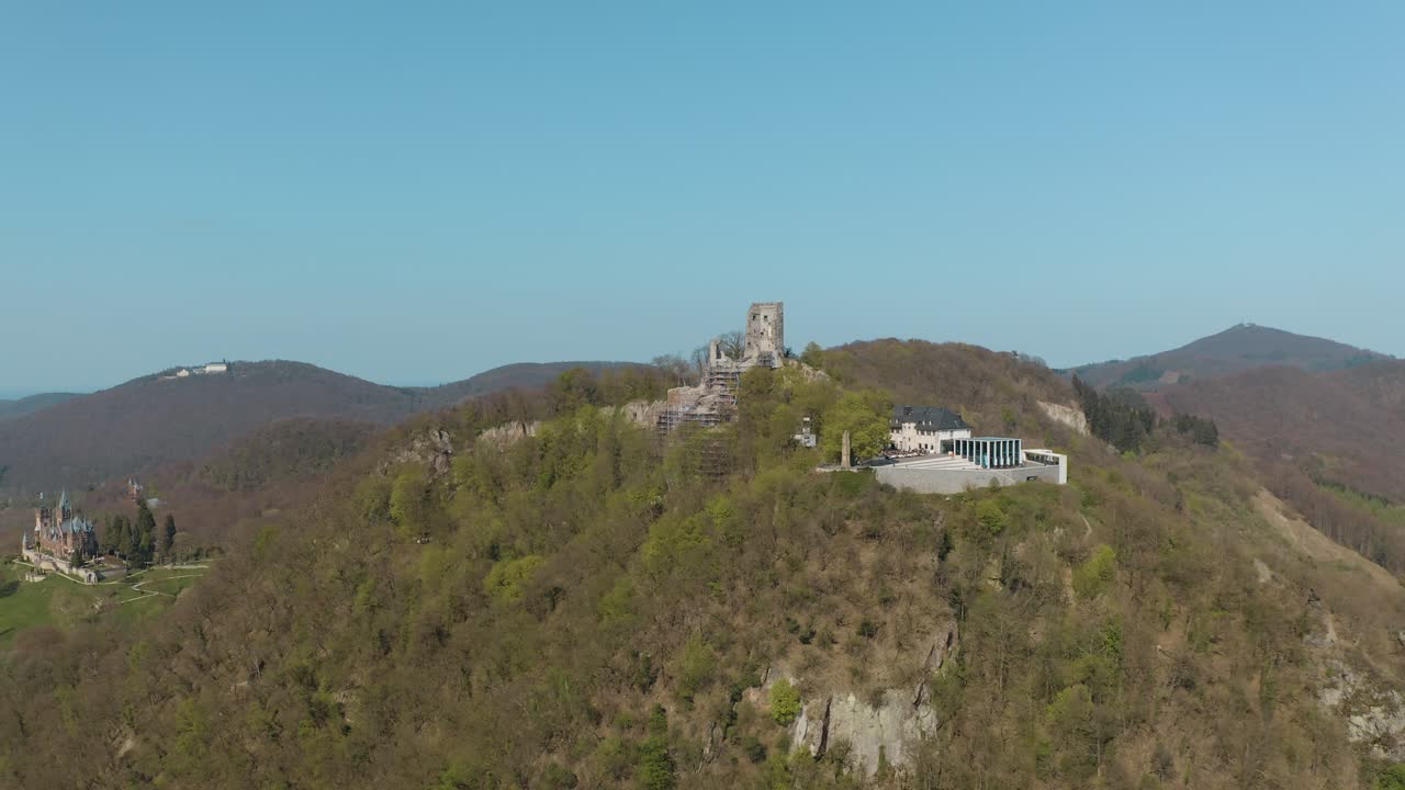 drone - toma aérea de los drachenfels con el castillo drachenburg siebengebirge cerca de bonn - königswinter 25p