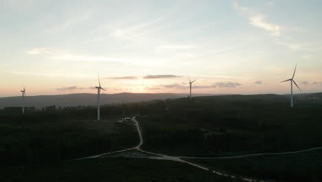 Fliegen-Sie-Bei-Sonnenuntergang-In-Serra-De-Aire-E-Candeeiros,-Leiria,-Portugal,-Mit-Windkraftanlagen-In-Richtung-Malerischer-Aussicht-Gegen-Den-Hellen-Himmel