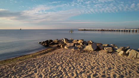 Antenne---Sonniger-Morgen-Am-Meer