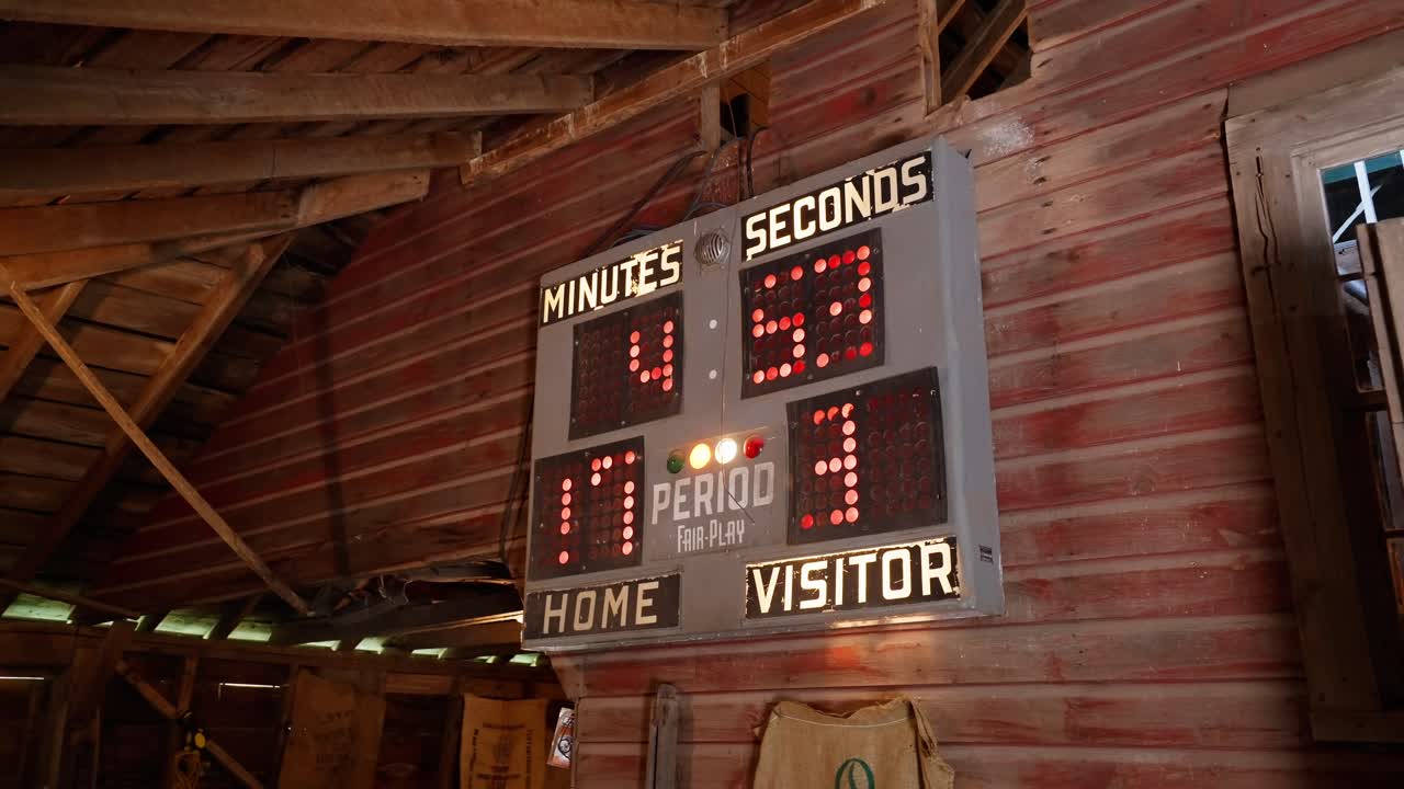 빈티지 나무 창고 에 있는  ⁇ 은 전구 빛 스코어 보드