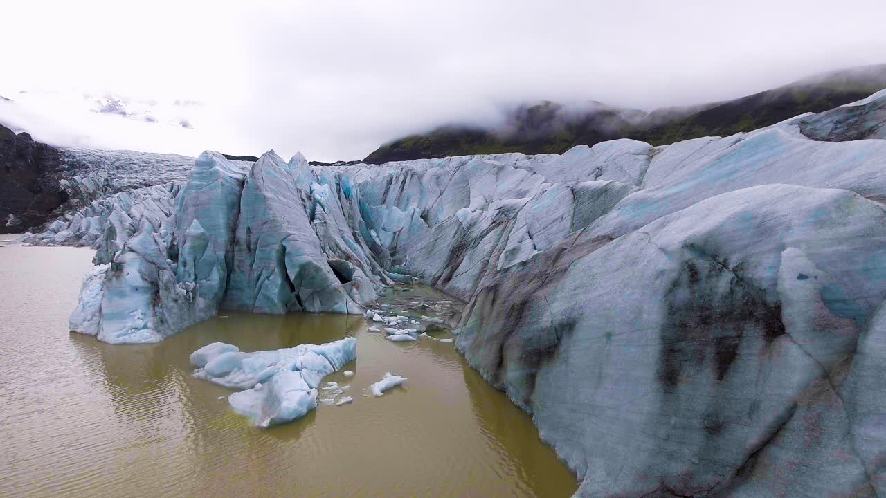 el glaciar svinafellsjokull en el vatnajokull, en islandia.