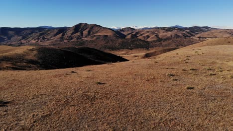 un tiro ascendente desde un acantilado de montaña revela los comienzos de las montañas rocosas