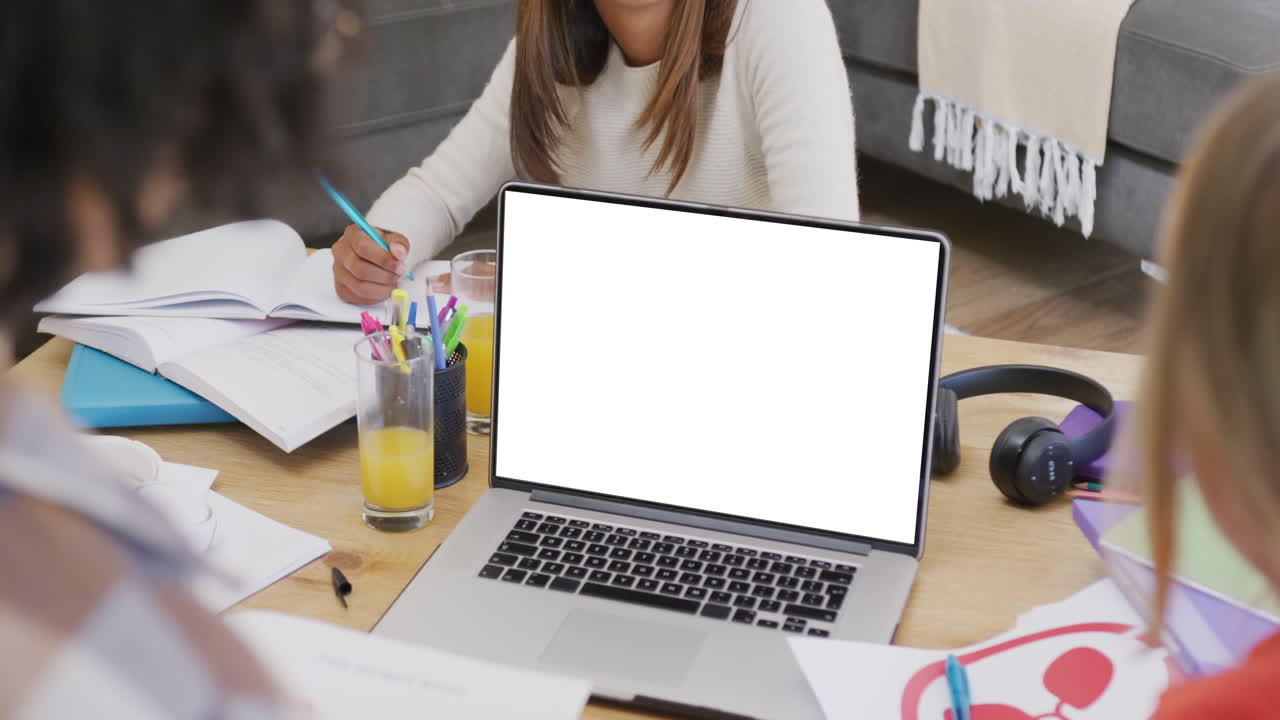 composición de estudiantes diversos en el aprendizaje en línea por computadora portátil con pantalla en blanco