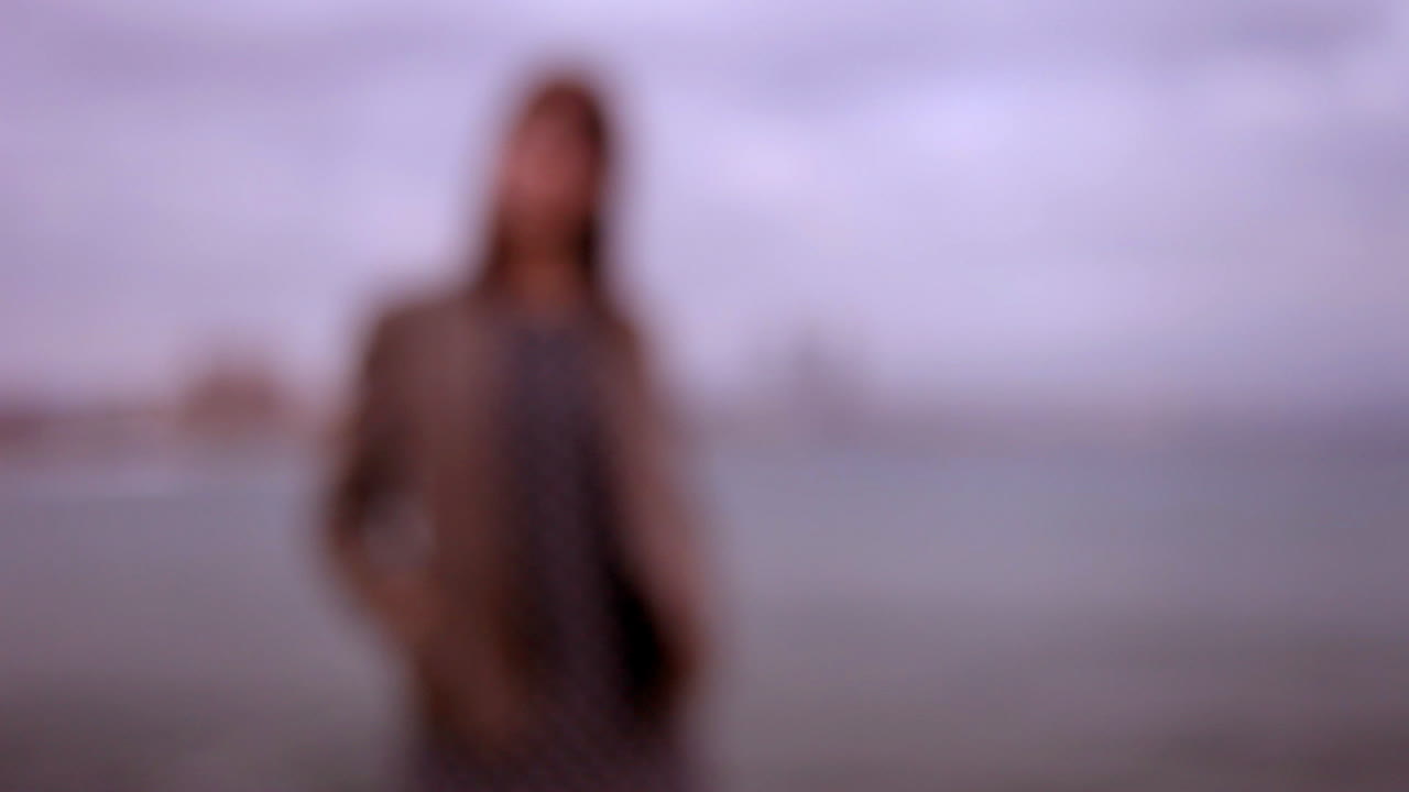 mujer joven afuera 06