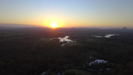 Vista-Aérea-Del-Paisaje-Tropical-De-Australia-Con-Lagos,-Bosques-Y-Hermosas-Puestas-De-Sol