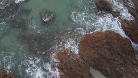 Toma-De-Drones-Con-Vista-De-Pájaro-En-Camión-De-La-Costa-Tropical-Con-Rocas-De-Granito-Y-Olas-Oceánicas-Y-Jungla