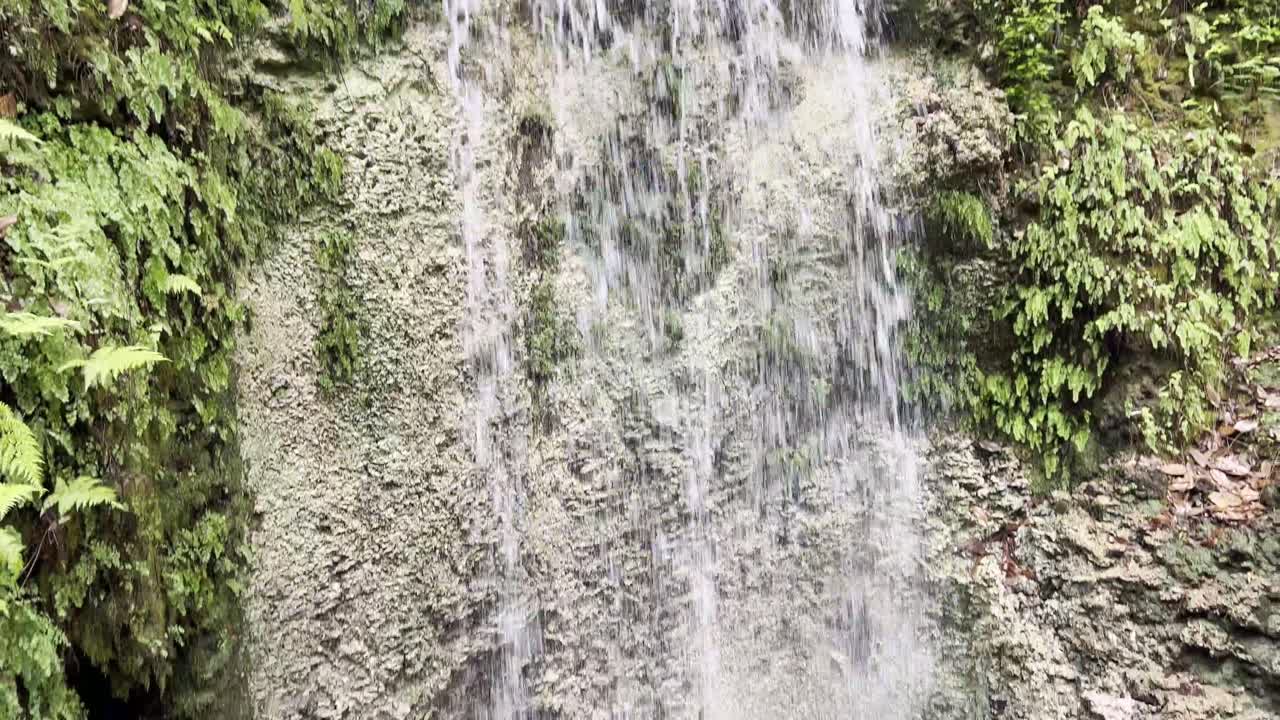 las aguas que caen caen inclinadas hacia abajo en un sumidero en florida