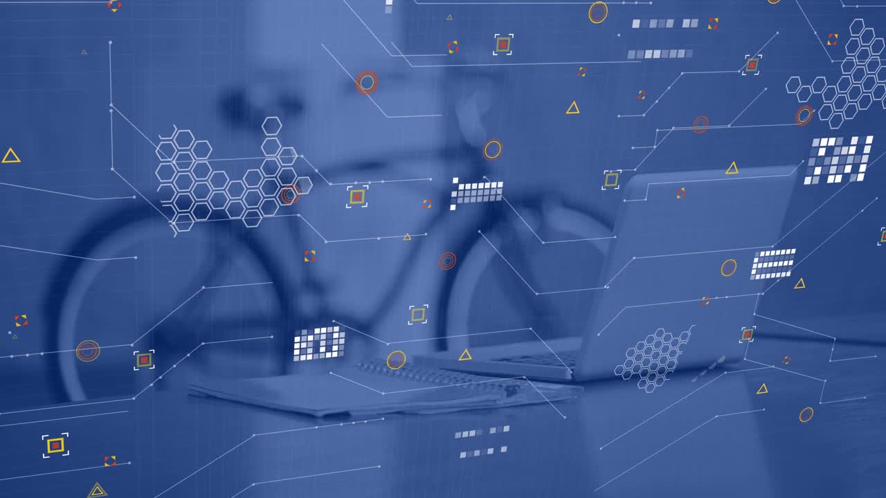 animación del procesamiento de datos frente a la vista de cerca de la computadora portátil y el diario en el escritorio y la bicicleta.