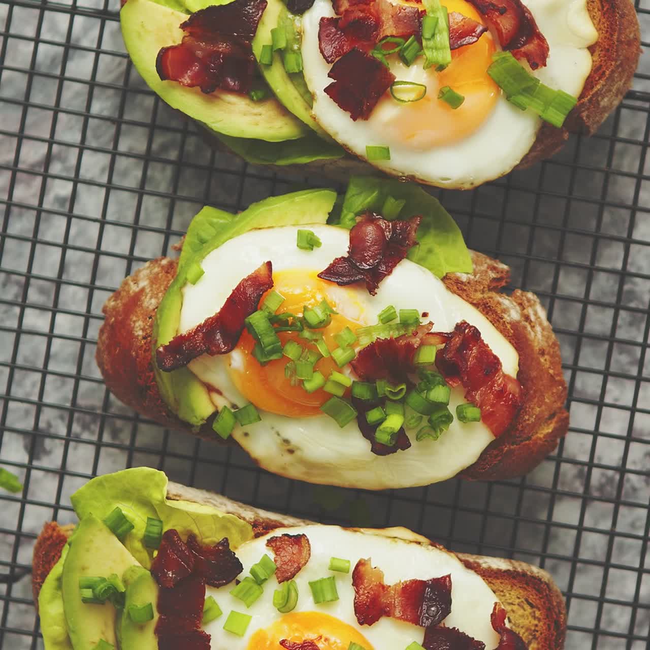아침 식사 개념 튀긴 계란 베이컨 아보카도 양상추와 골파를 곁들인 맛있는 수제 토스트