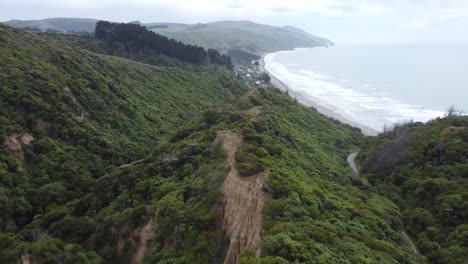 vista de avión no tripulado de los acantilados de la catedral y el océano en nueva zelanda