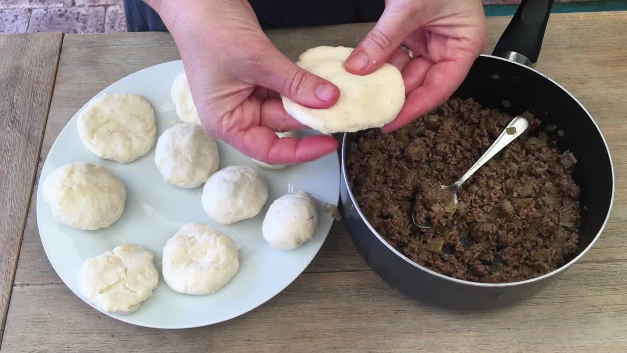 쿠브베 마트푸니아 를 준비 하는 여자