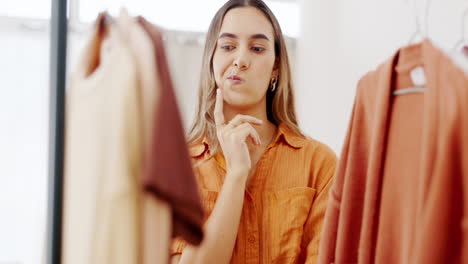 moda, elección y mujer en una boutique pensando