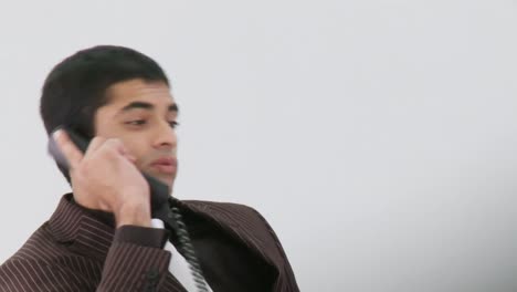 un hombre de negocios hispano hablando por teléfono